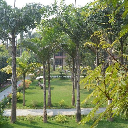 Hotel Parkland Sauraha Exterior photo