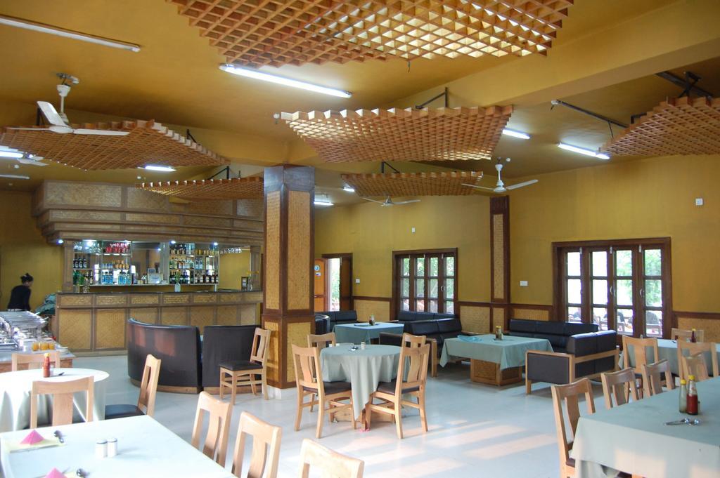 Hotel Parkland Sauraha Exterior photo