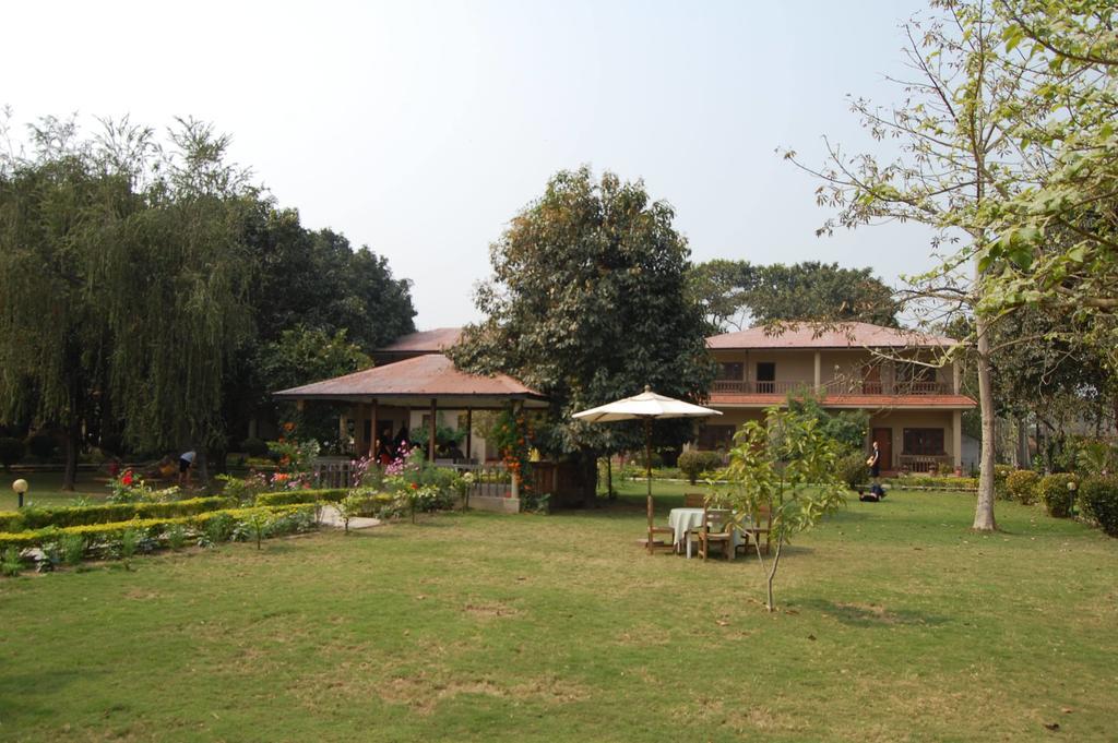 Hotel Parkland Sauraha Exterior photo