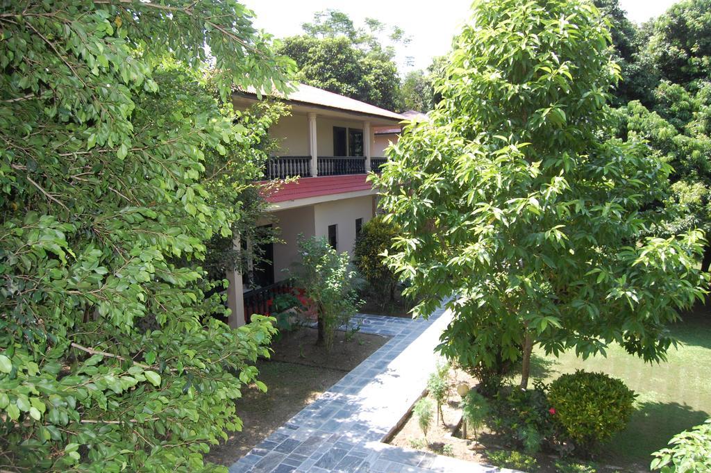 Hotel Parkland Sauraha Exterior photo