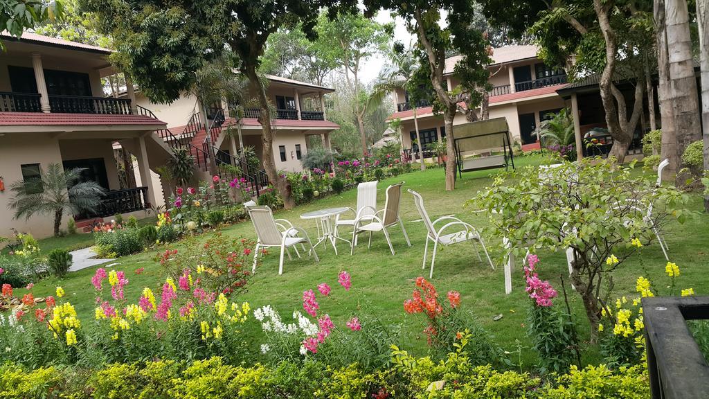 Hotel Parkland Sauraha Exterior photo