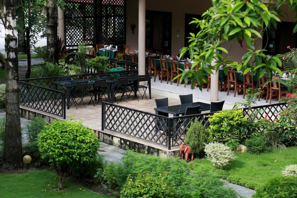 Hotel Parkland Sauraha Exterior photo