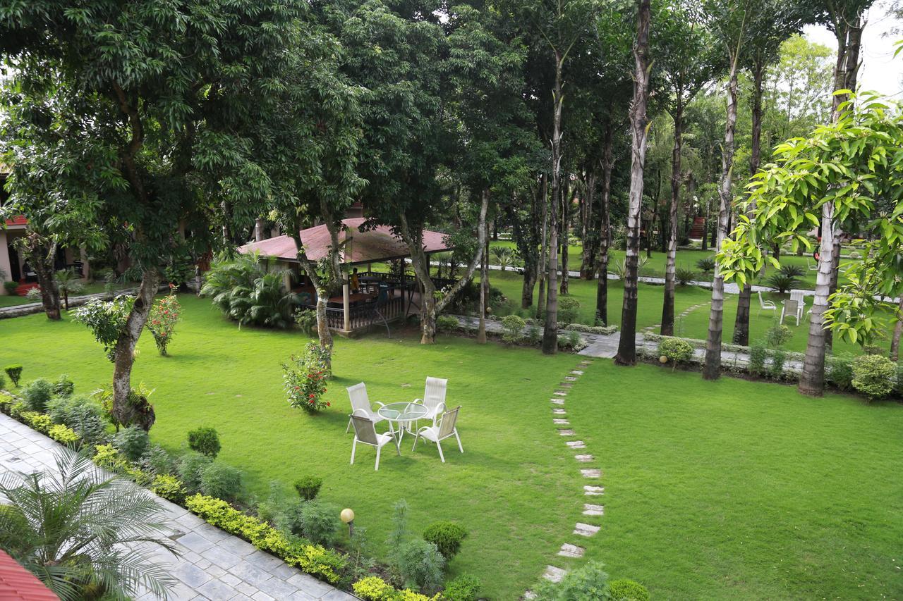 Hotel Parkland Sauraha Exterior photo